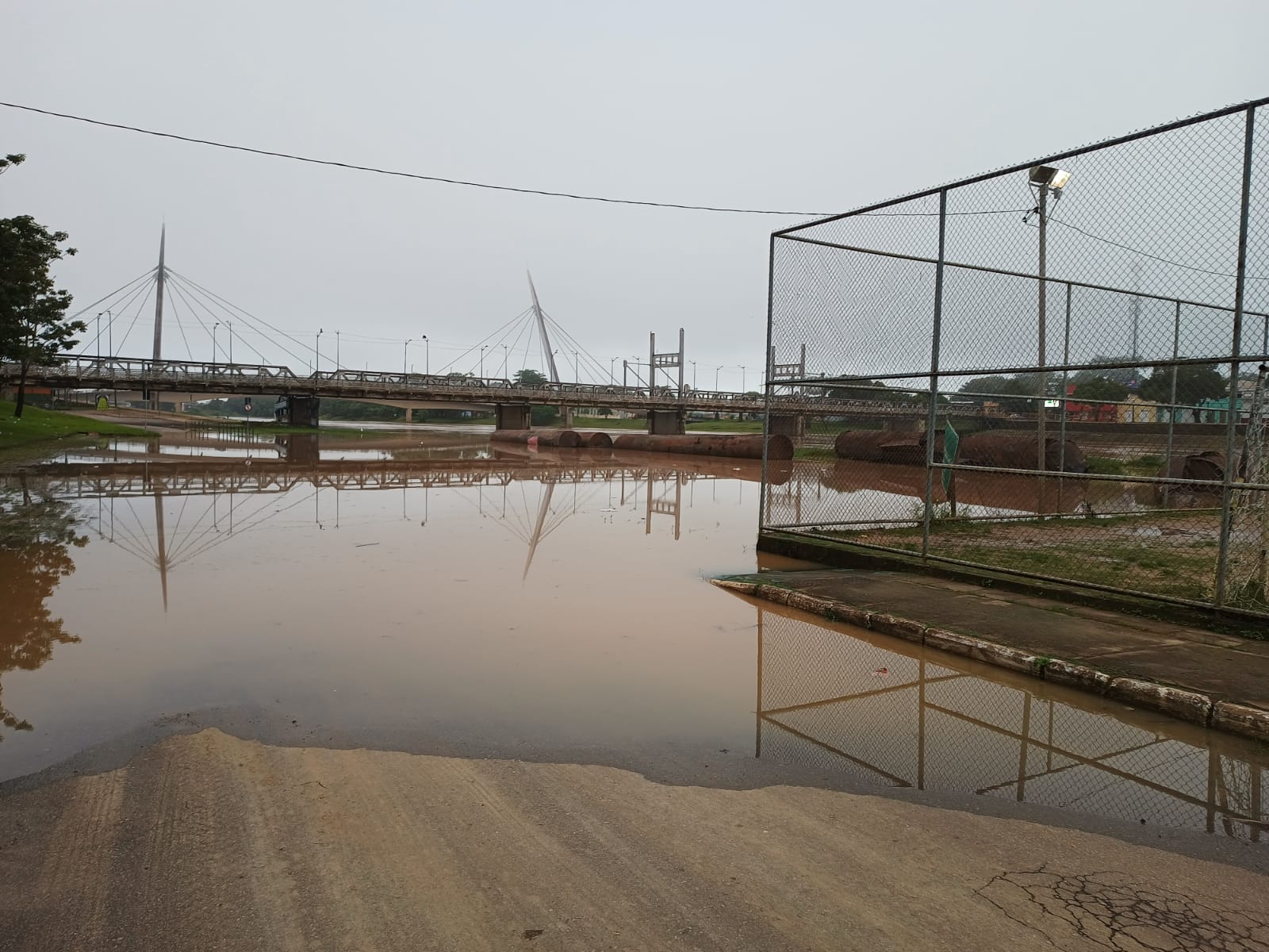 Rio Acre ultrapassa cota de alerta em Rio Branco e alaga rua e estacionamento no Bairro da Base